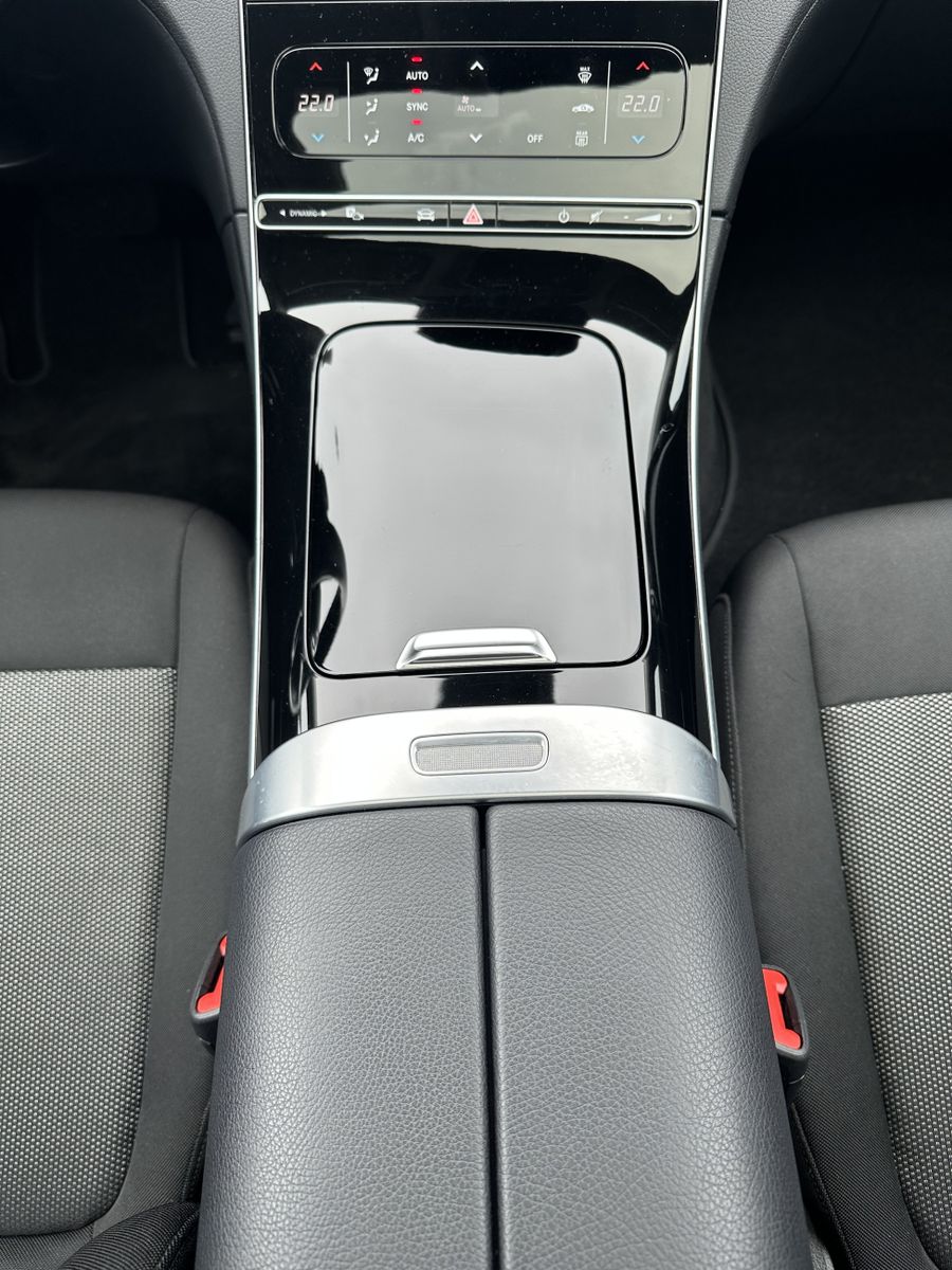 Fahrzeugabbildung Mercedes-Benz C 180 T Avantgarde NAV+LED+KAM+PANO+AHK+VCOCKPIT