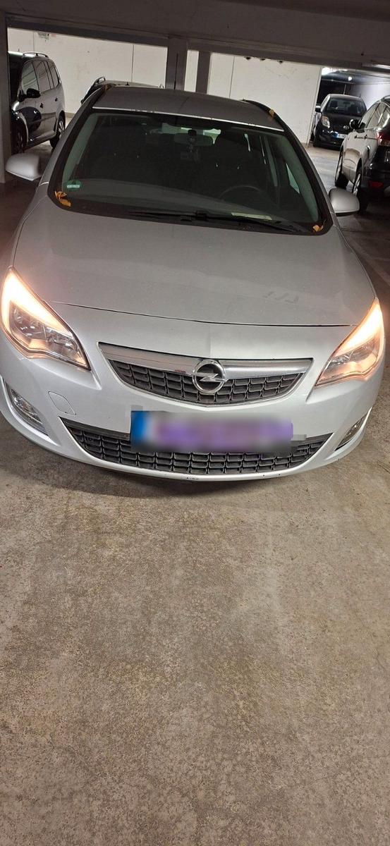 Opel Astra 2011 — photo 8