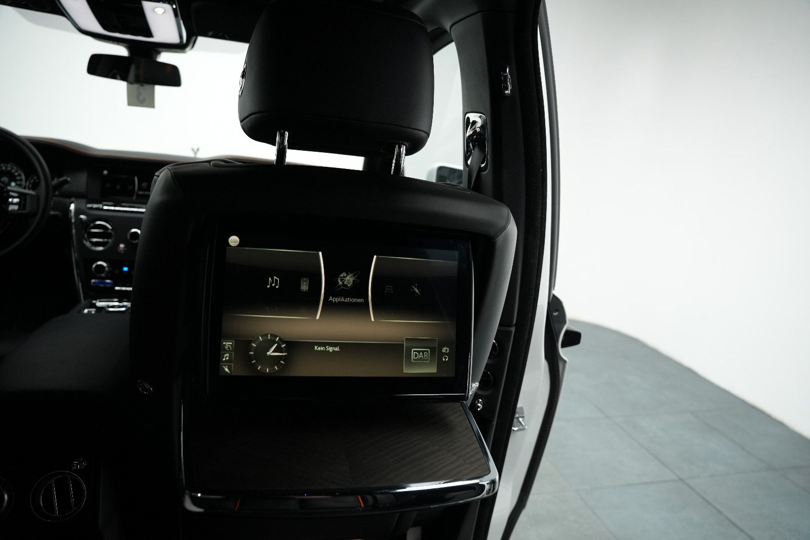 Fahrzeugabbildung Rolls-Royce Cullinan/NOVITEC/WIDEBODY/24''/FOND-TV/STERNEHIM