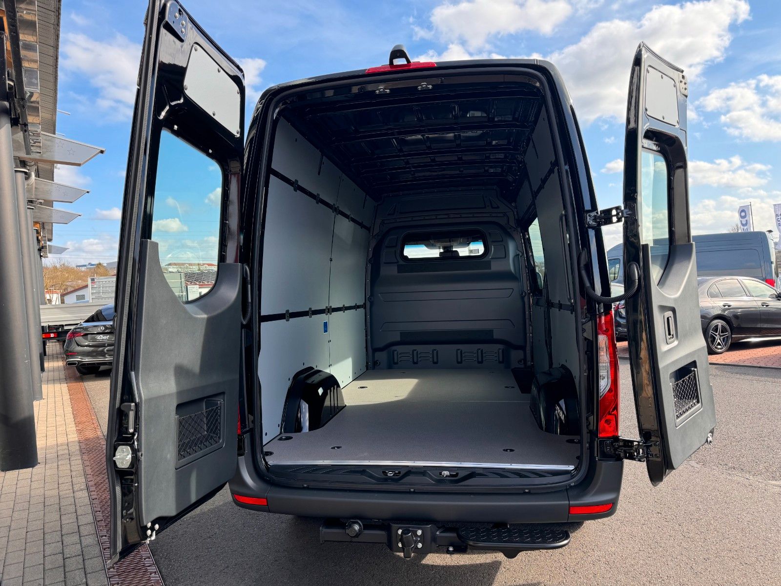 Fahrzeugabbildung Mercedes-Benz Sprinter 317 CDI 3665 9G Klima Stdheiz AHK3,5to