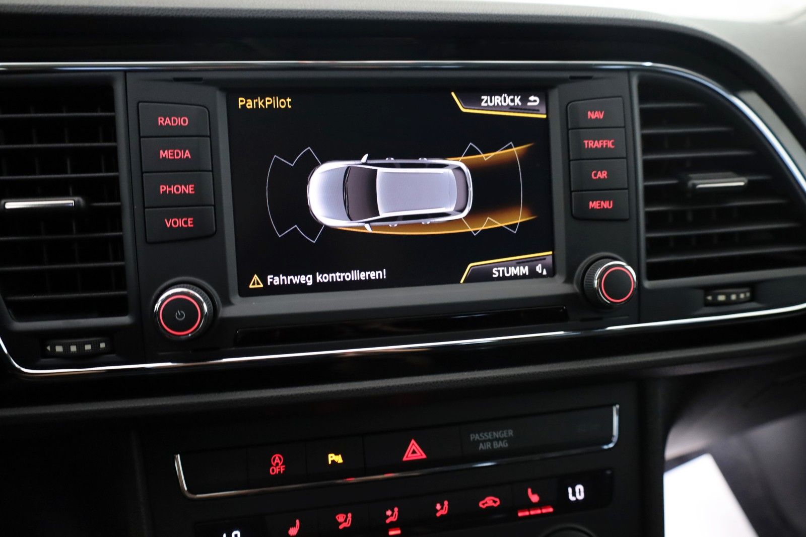 Fahrzeugabbildung SEAT Leon ST Style Navi,SH,PDC,AHK,8-fach bereift!