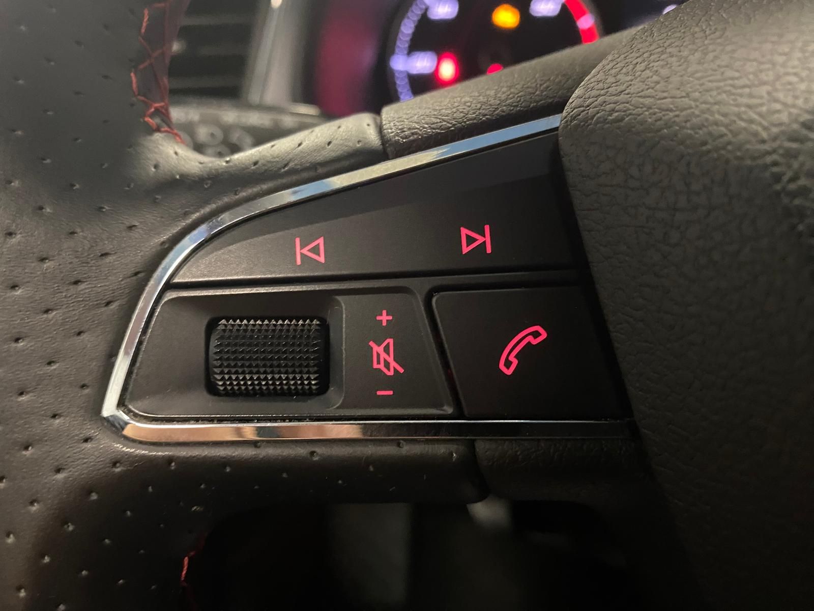 Fahrzeugabbildung SEAT Leon FR 2.0 TDI 184PS+APP+19"+NAVI+SHZ+LED+PDC++