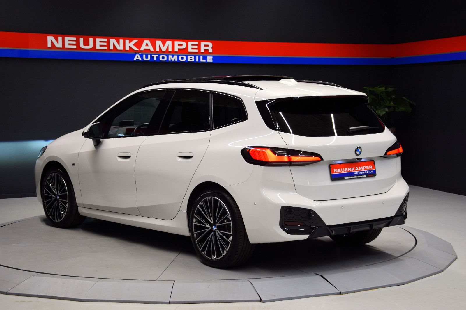 Fahrzeugabbildung BMW 223d Active Tourer xDrive M Sport Pano AHK HuD