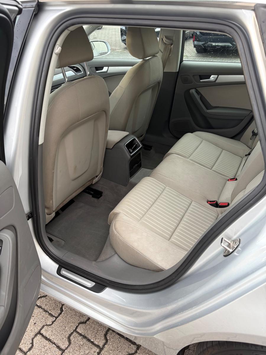 Audi A4 2010 — photo 11