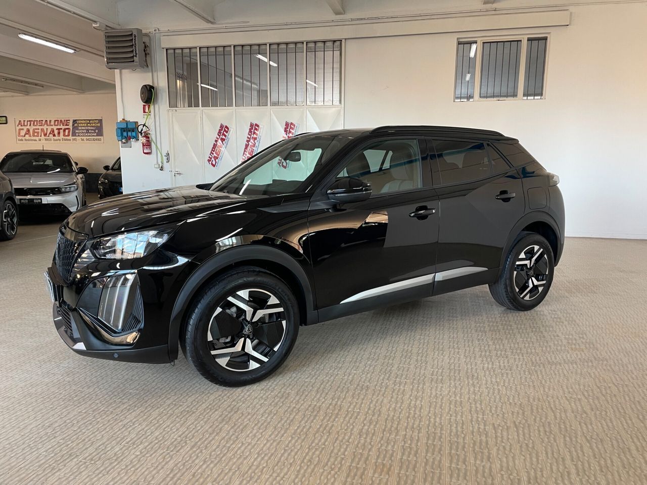 Peugeot 2008 100cv Allure 2025 NERO metalizzato+ imagem 3