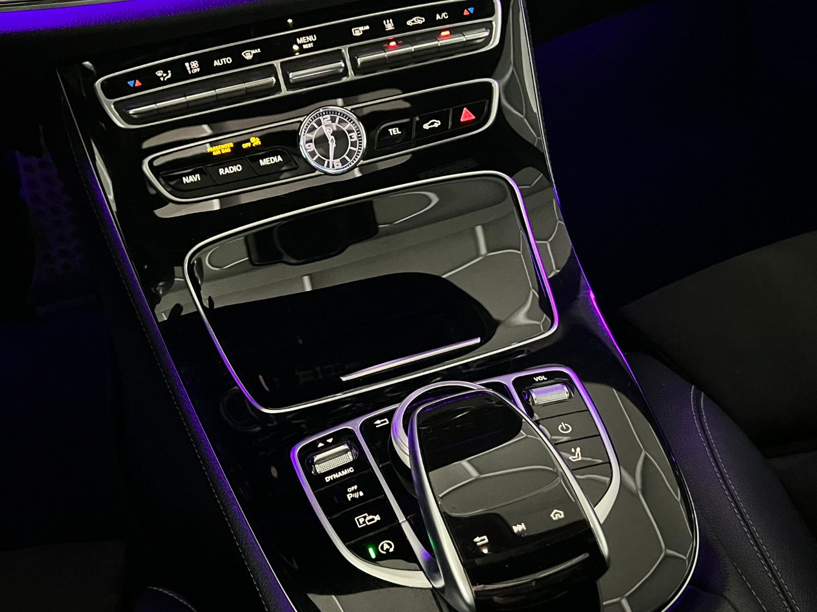 Fahrzeugabbildung Mercedes-Benz E 220 d AMG-LINE/PANO/BURMESTER/DISTRONIC PLUS