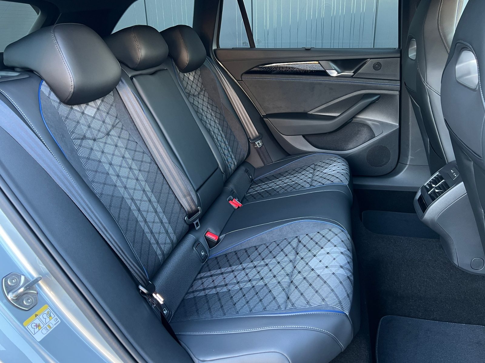 Fahrzeugabbildung Volkswagen Passat Variant R-Line 2.0 TDI DSG 4MOTION *AHK,