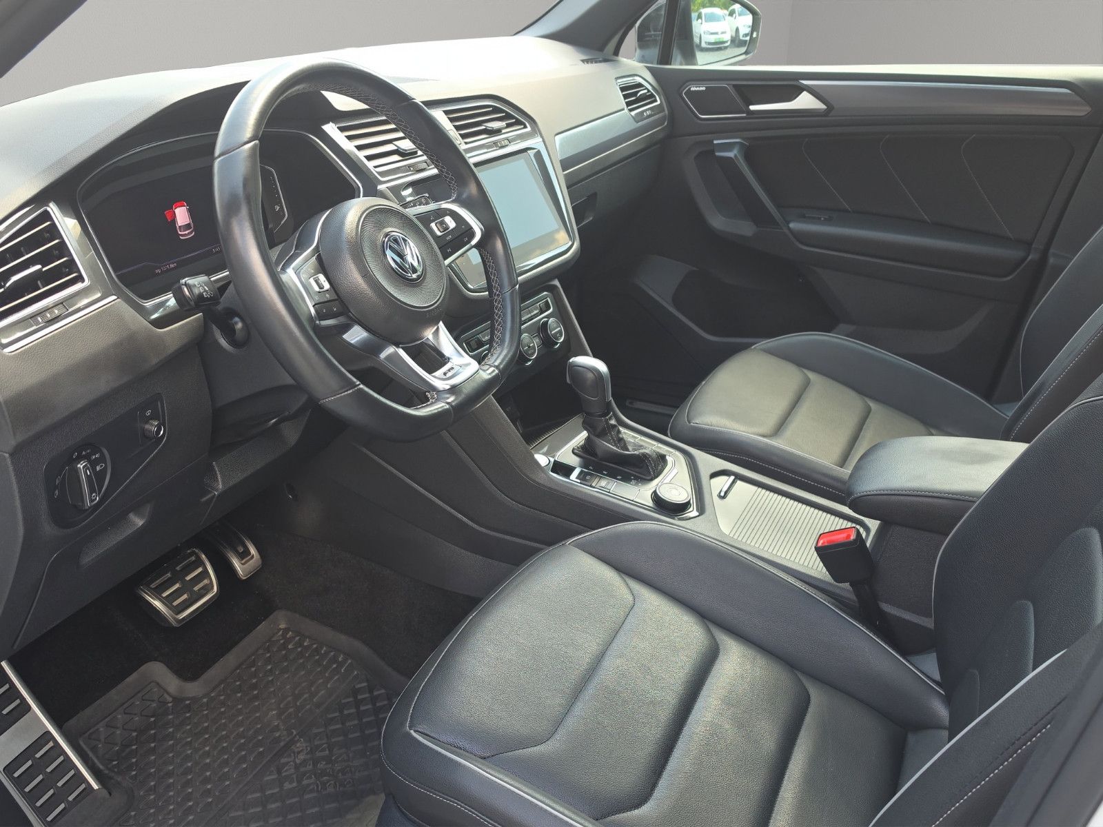 Fahrzeugabbildung Volkswagen Tiguan  R-LINE HiGHLiNE  4MOTION PANORAMA DACH
