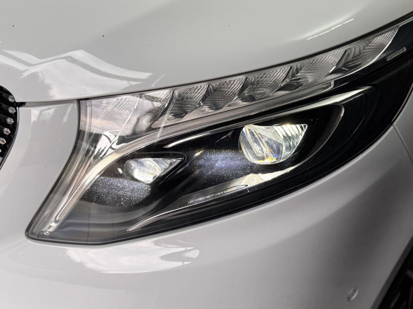 Fahrzeugabbildung Mercedes-Benz V 300d EDITION lang|AMG-LINE|7-SITZER|AHK|NAVI|