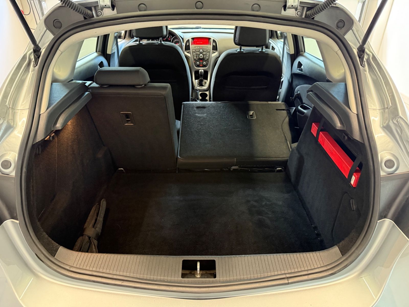 Fahrzeugabbildung Opel Astra J Lim. 5-trg. Selection, Klima,
