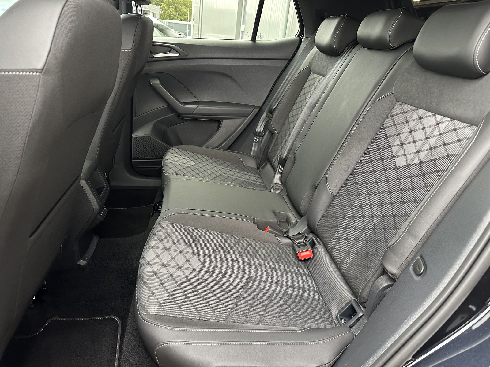 Fahrzeugabbildung Volkswagen T-Cross 1.5 TSI R-Line NAV+LED+ACC+AHK+KAM+DIGDI