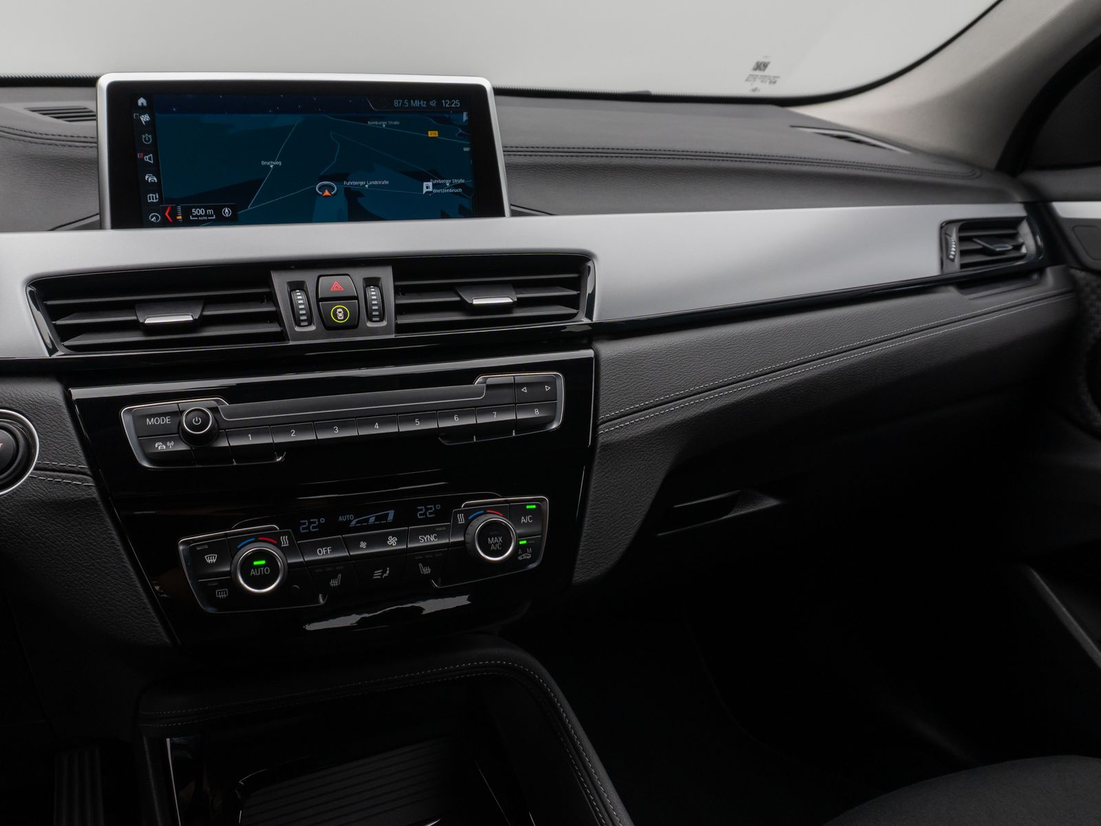 Fahrzeugabbildung BMW X2 sD18i Kamera DAB Geschwindig LED Navi ParkAss