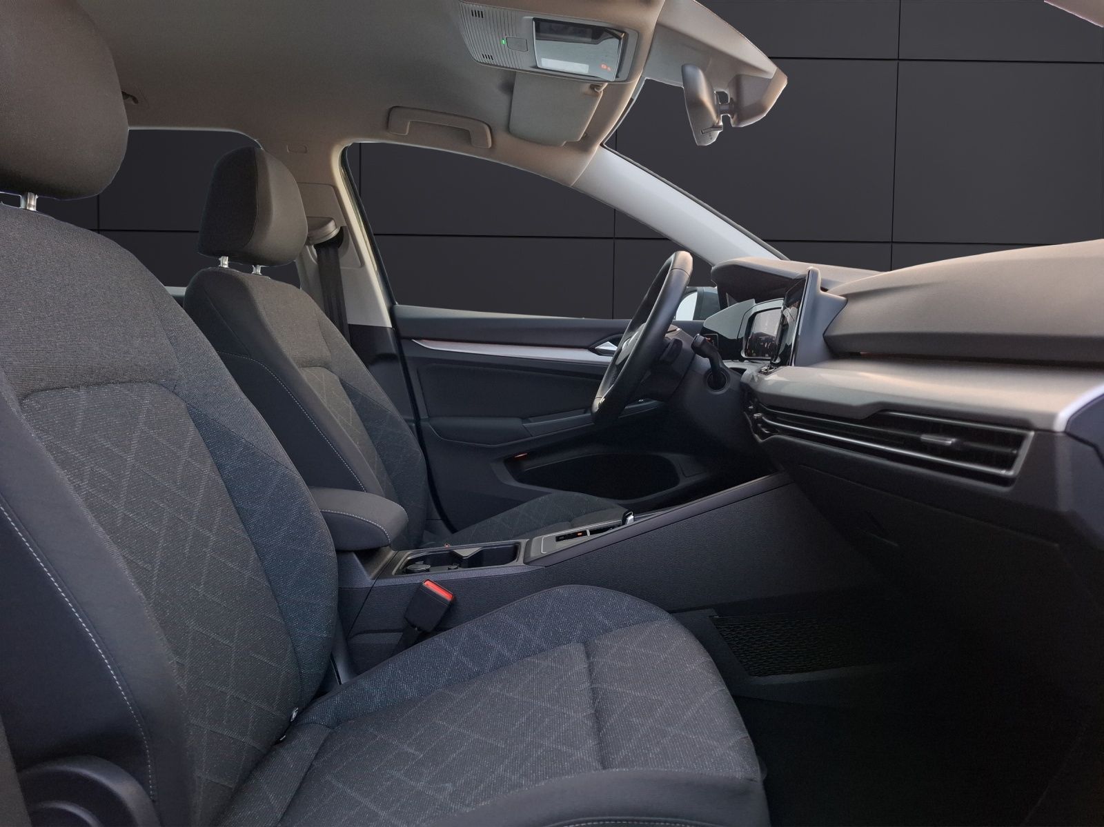 Fahrzeugabbildung Volkswagen Golf VIII Variant eTSI Life DSG LED AHK Navi AID