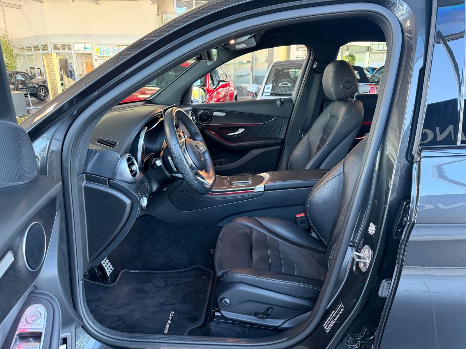 Fahrzeugabbildung Mercedes-Benz GLC 200 4Matic AMG Line AHK LED NAV SHZ 19"