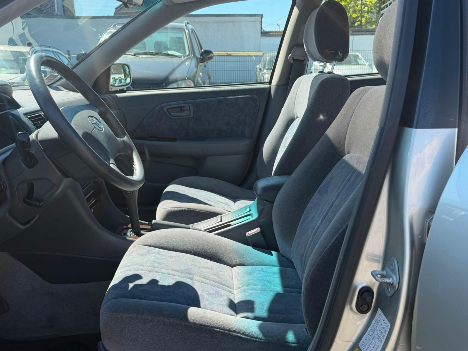 Toyota Camry 2.2 Automatik/1-HAND/Glas SHD