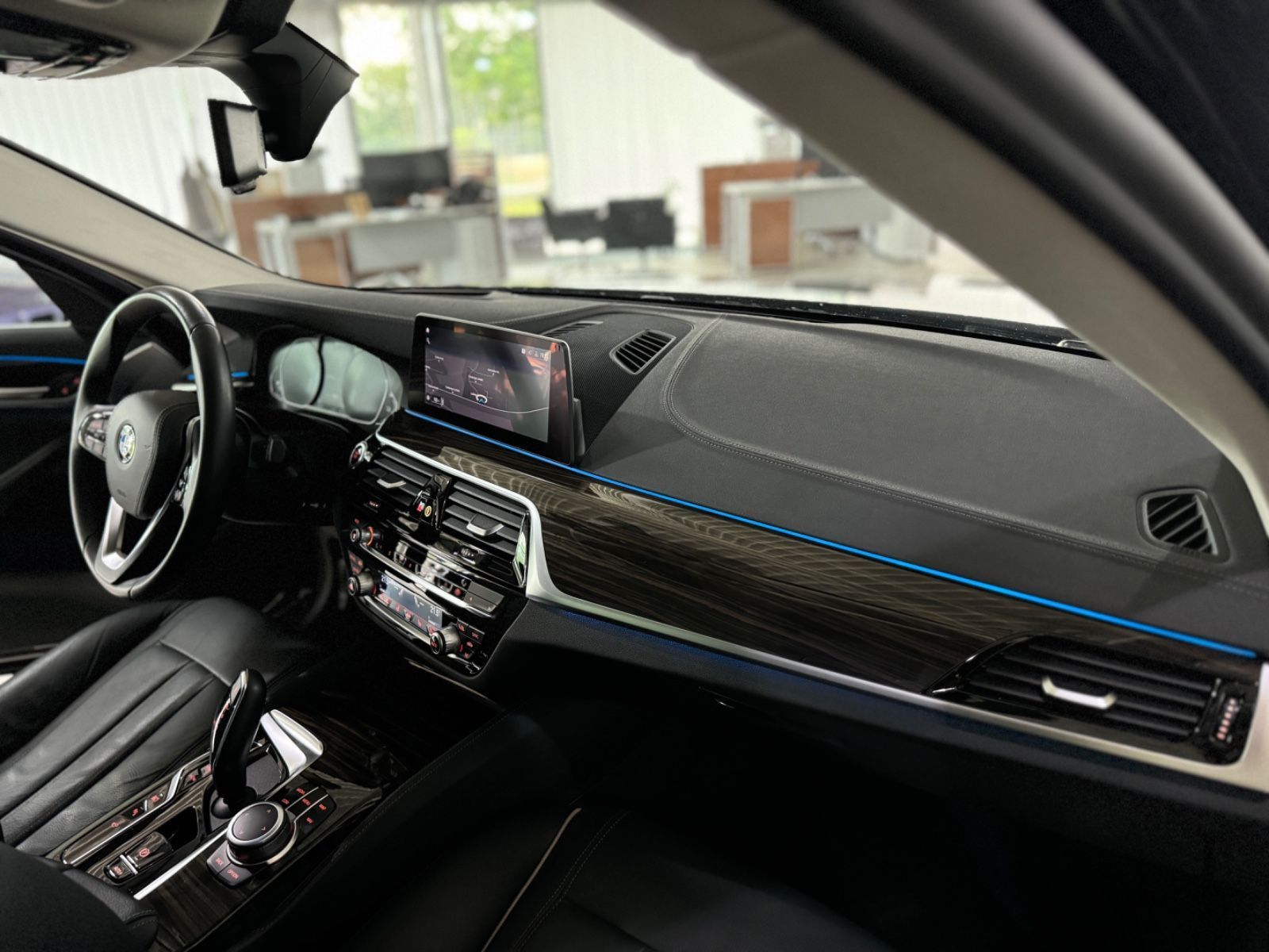 Fahrzeugabbildung BMW 530e xD Luxury Line 360° HUD Laser DAB Komfort