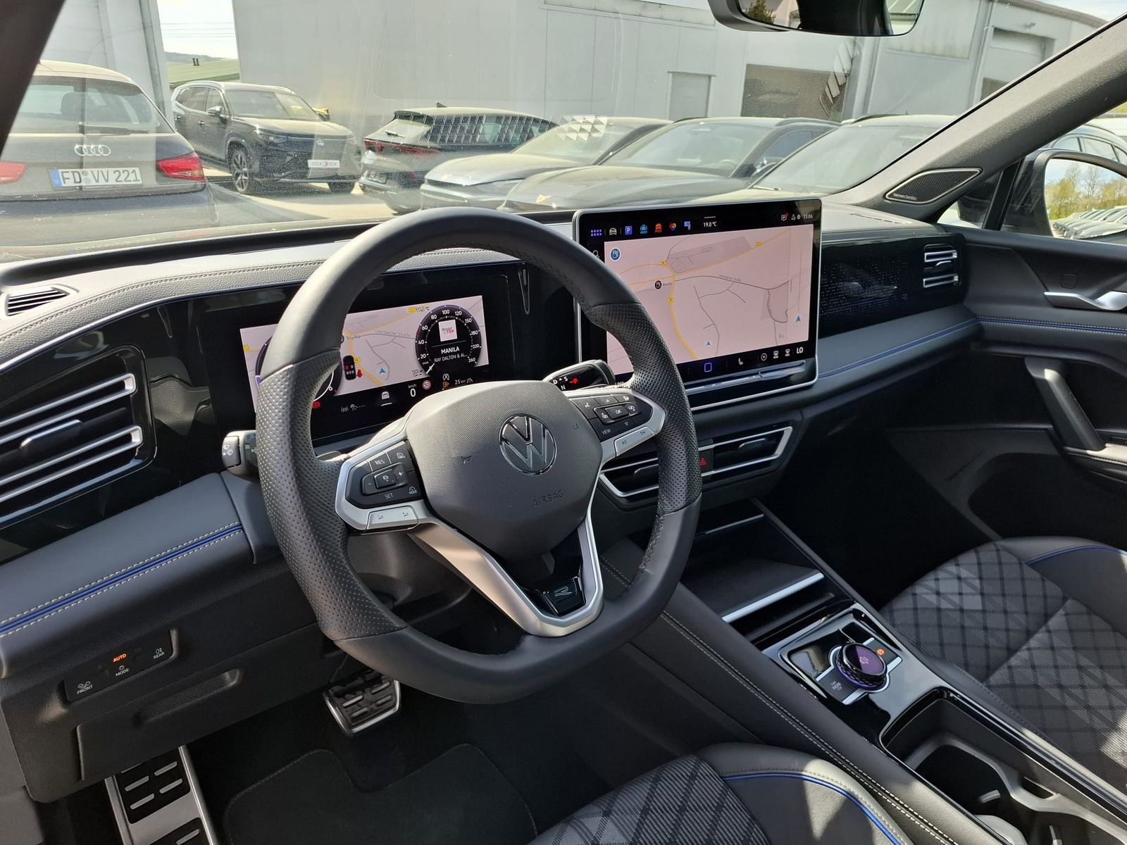 Fahrzeugabbildung Volkswagen Tiguan 2.0 TDI R-Line 4M Pano*Black*Matrix*AHK