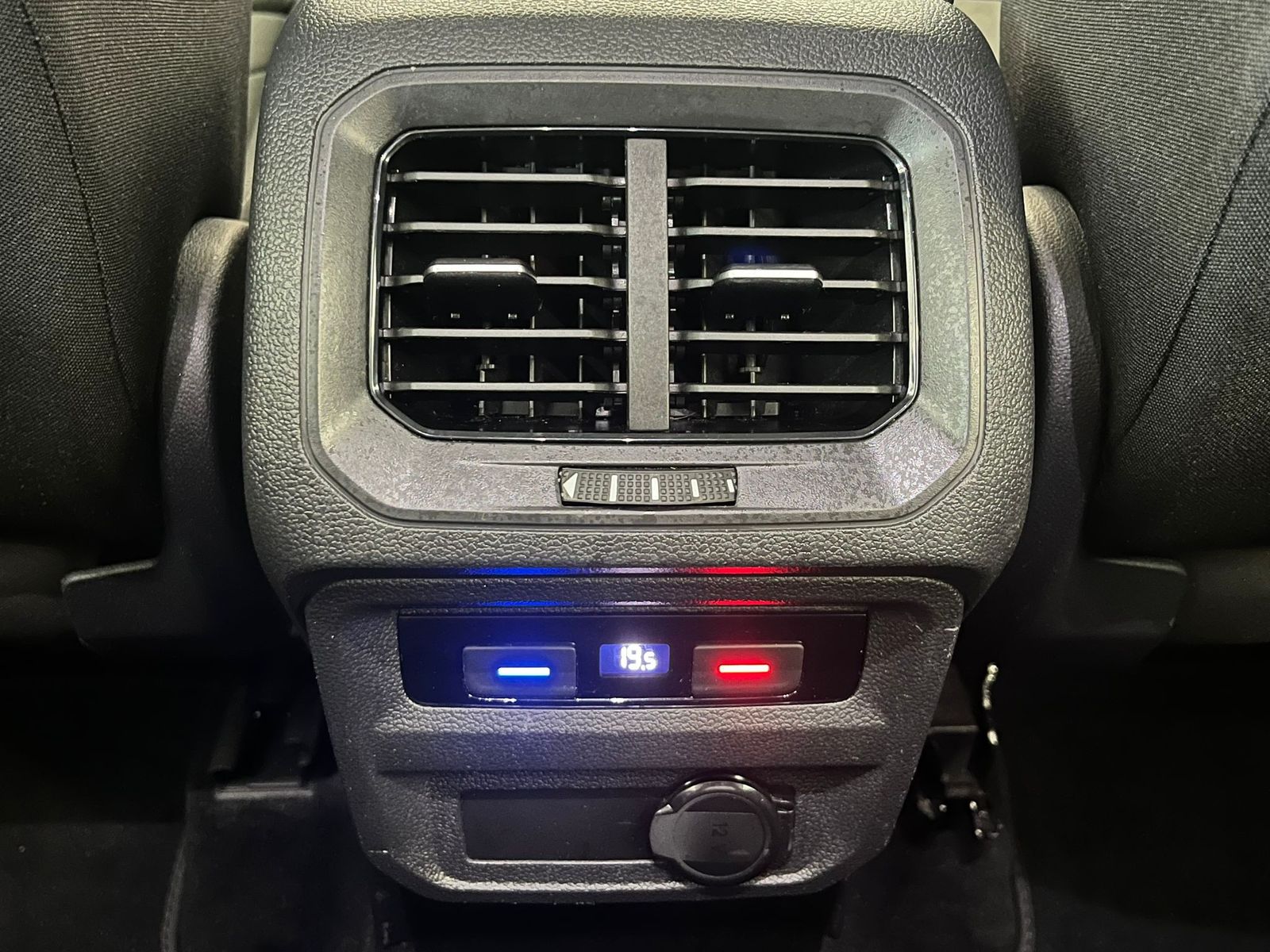 Fahrzeugabbildung Volkswagen Tiguan Life 2,0 TDI ACC/LED/AHK/SHZ/StHz/HARMAN