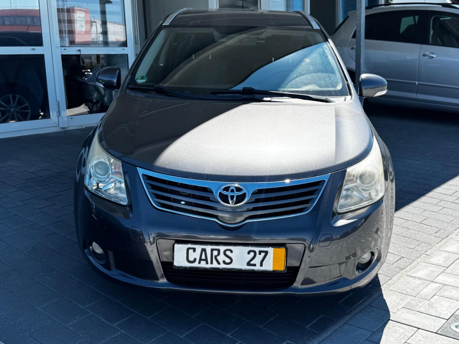 Toyota Avensis 2011 — rear view