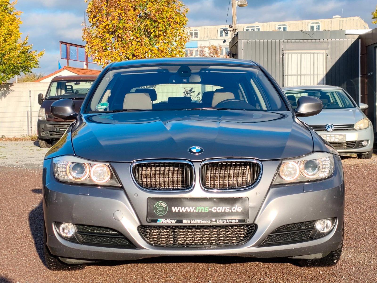 BMW 320 2011 — вигляд ззаду