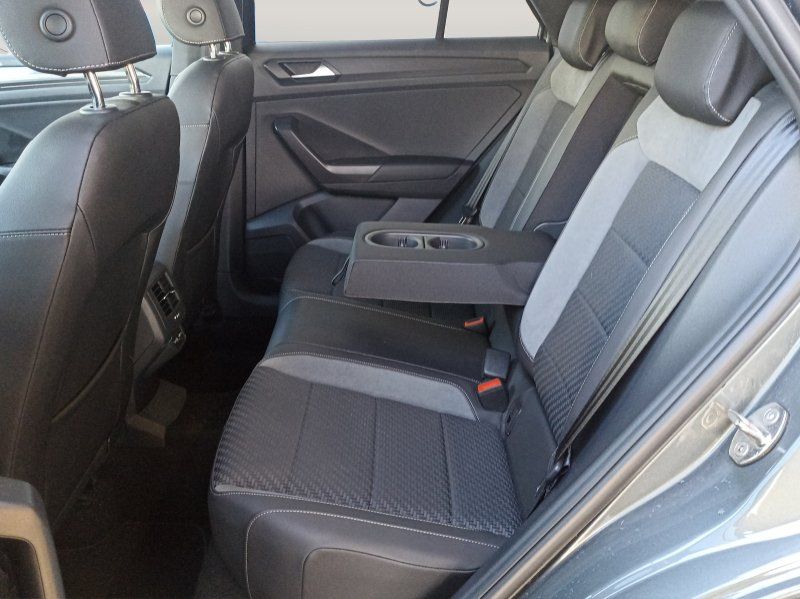 Fahrzeugabbildung Volkswagen T-Roc 1.5 TSI Sport DSG R-Line