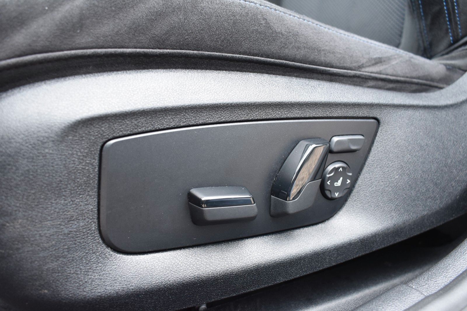 Fahrzeugabbildung BMW 530d Touring xDrive MSport LASER/HUD/KEYLESS/AHK