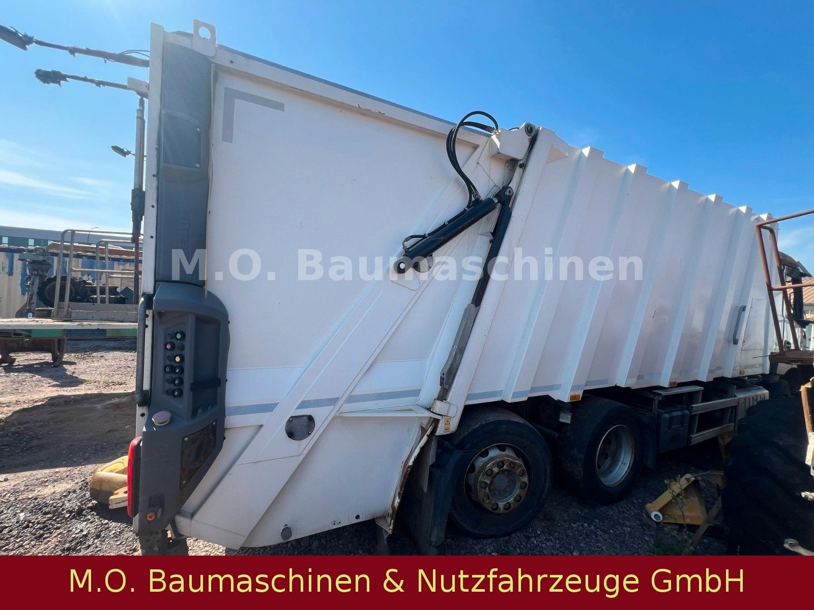 Fahrzeugabbildung Mercedes-Benz Antos  2532 /6x2/ L+L /Euro 5 / Brandschaden /
