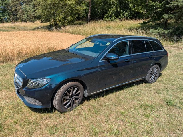 MERCEDES-BENZ E 220 d T Modell mit AHK, 8-fach Bereifung