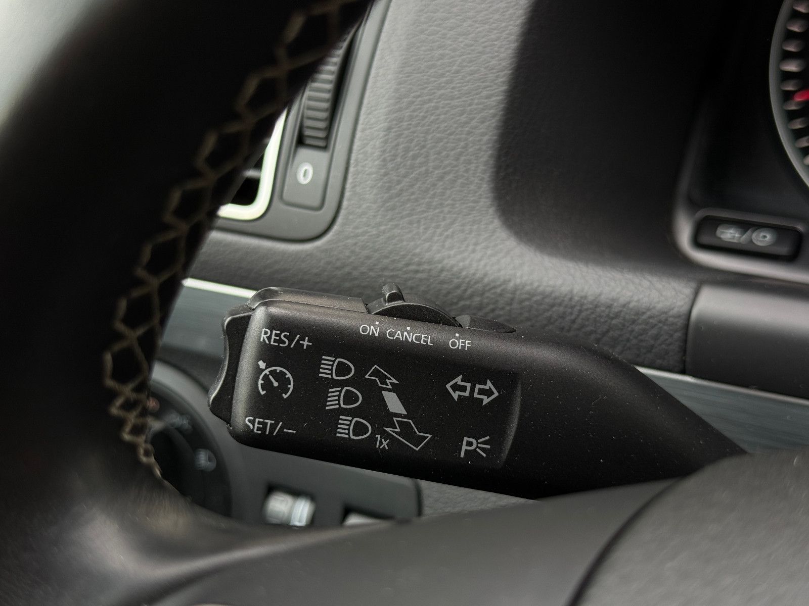 Fahrzeugabbildung Volkswagen Touran Cup 1.2 TSI 7-Sitzer Bi-Xenon GRA SHZ PDC