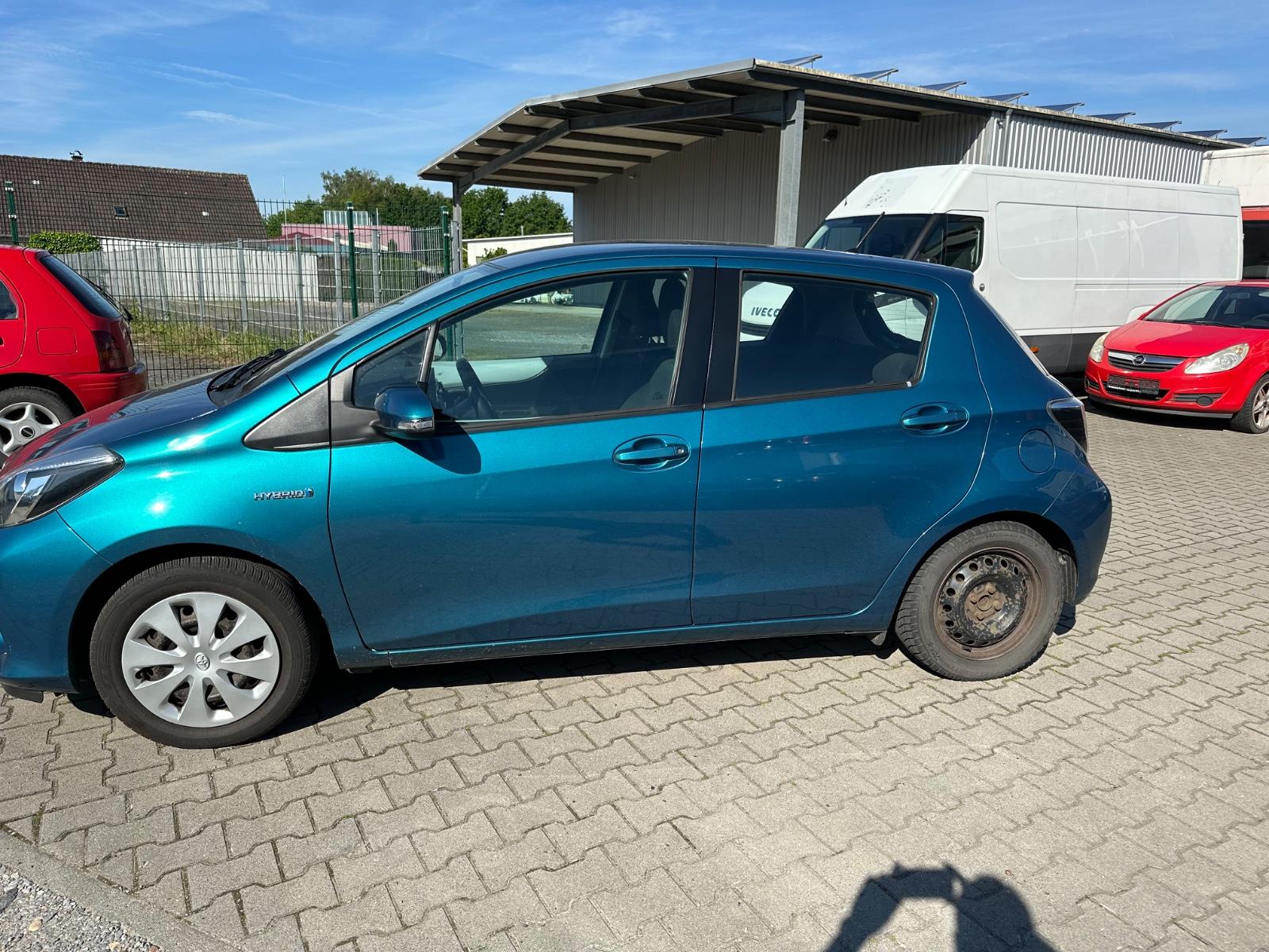 Toyota Yaris Hybrid Life