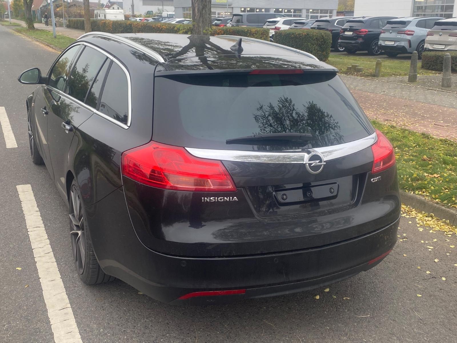 Opel Insignia 2011 — rear view