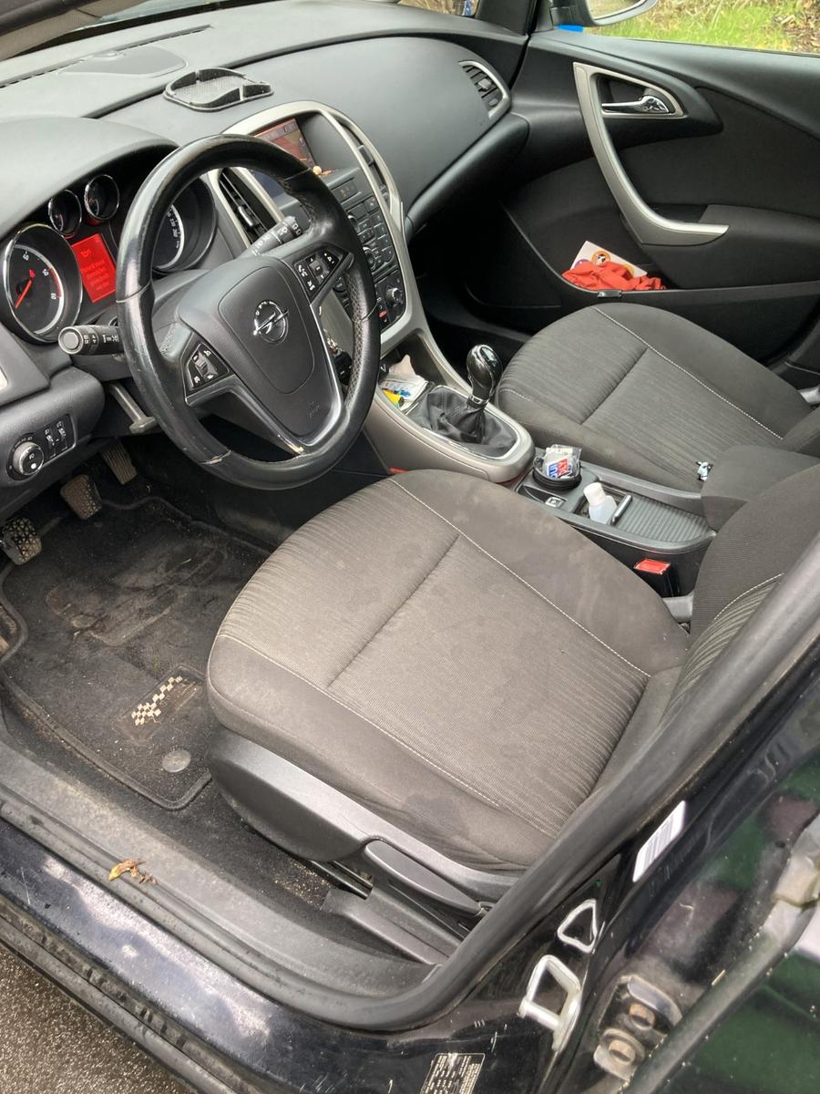 Opel Astra 2011 — photo 6