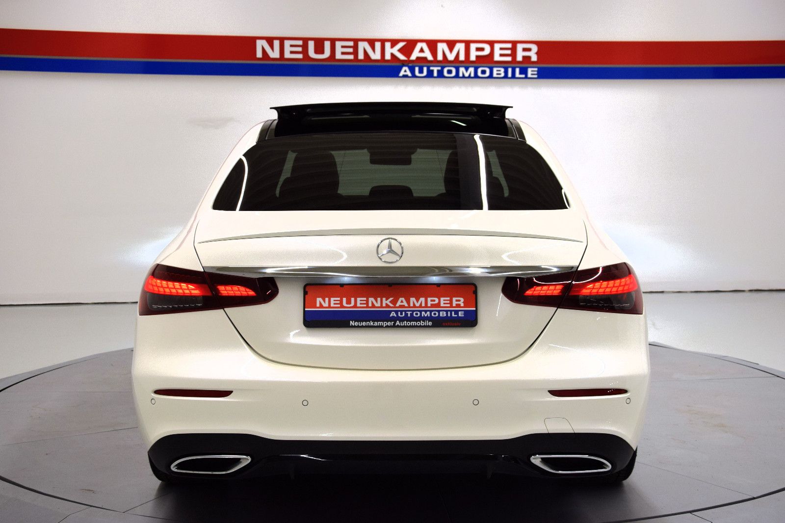 Fahrzeugabbildung Mercedes-Benz E 220d Limousine AMG-Line Pano HuD Burmester 19"