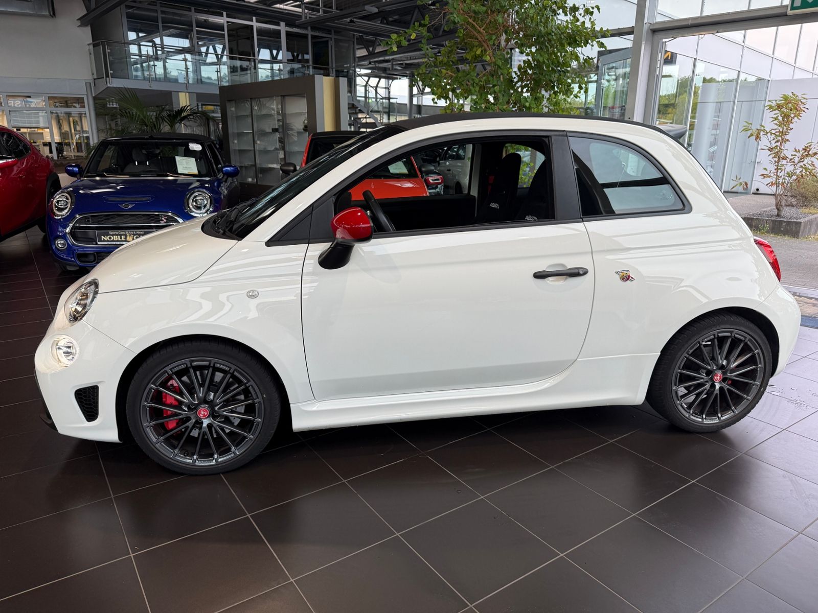 Fahrzeugabbildung Abarth 695C SABELT BREMBO RED-Paket CarPlay