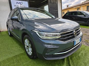 Volkswagen Tiguan - 1