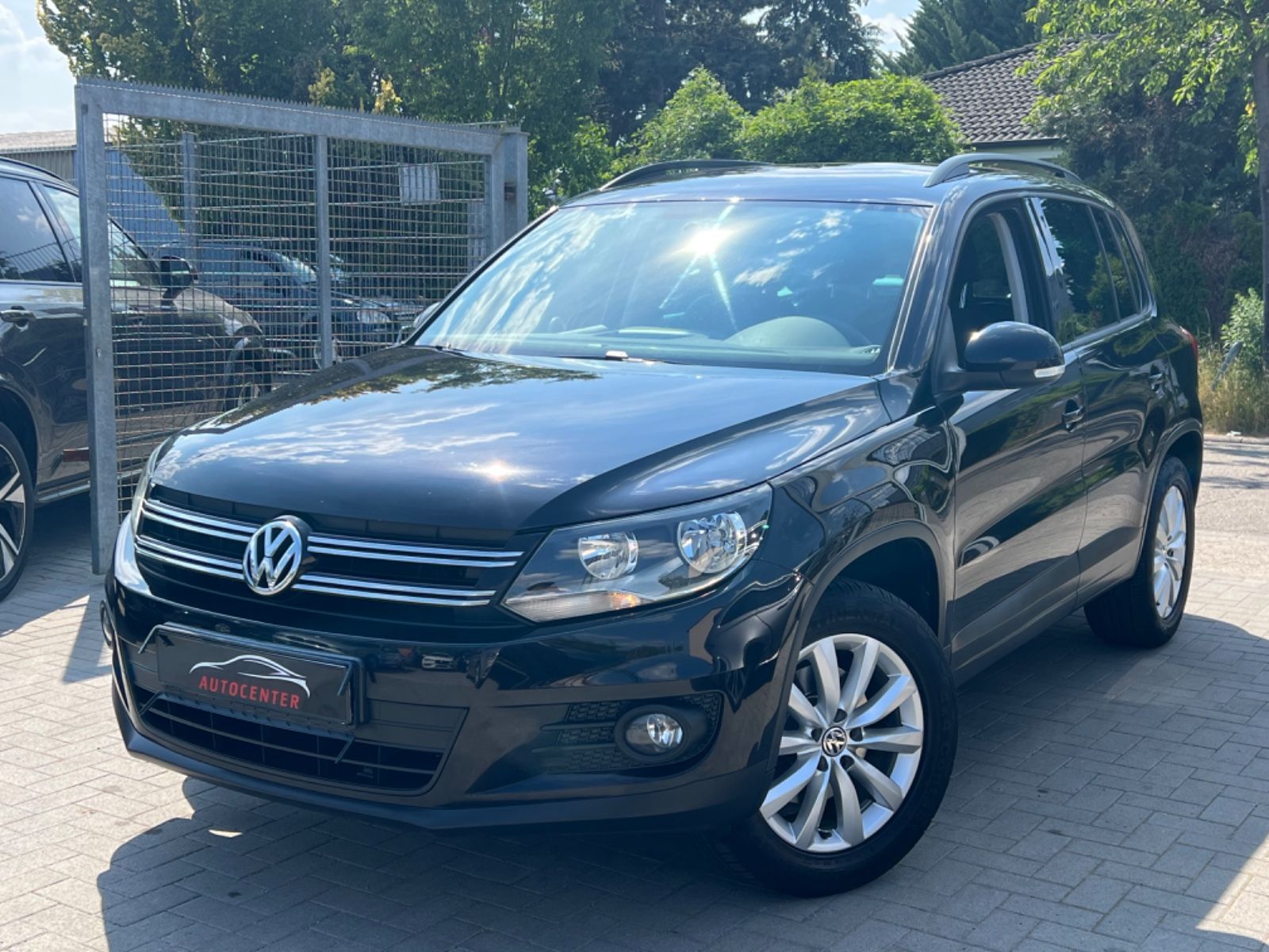 Volkswagen Tiguan - 1