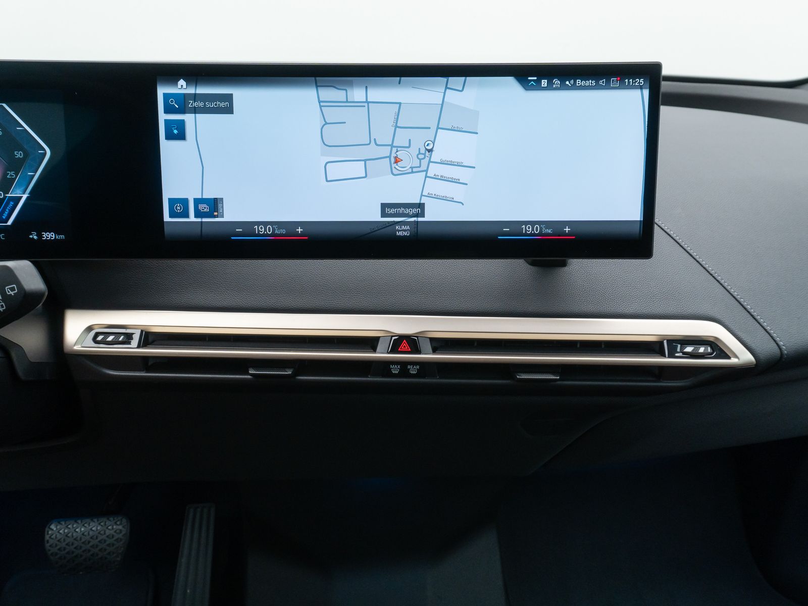 Fahrzeugabbildung BMW iX xD50 360°Laser B&W SoftC SkyLounge DAB 22Zoll