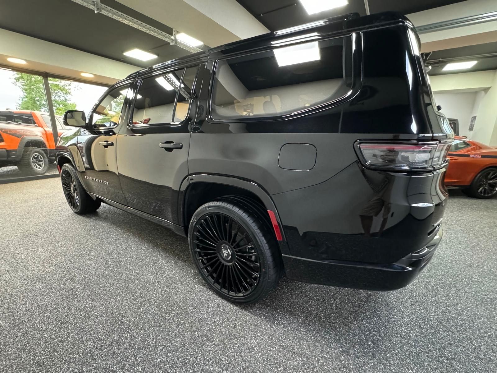 Fahrzeugabbildung Jeep GRAND WAGONEER SER. III BLACK LINE-24"6.4L V-8 .