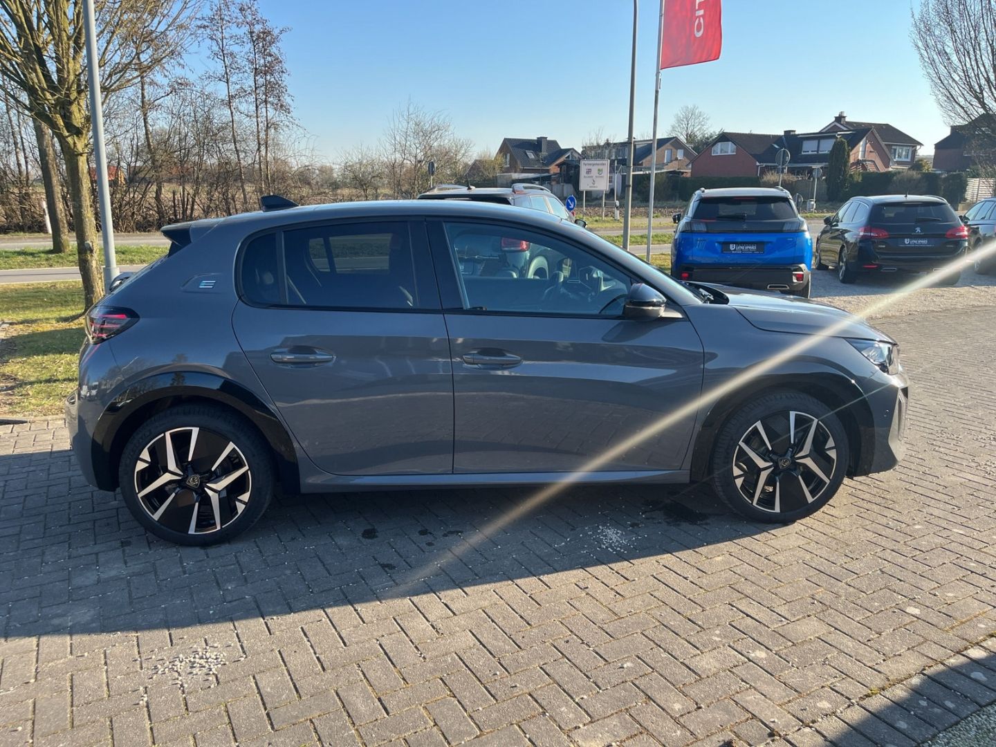 Fahrzeugabbildung Peugeot 208 GT Elektromotor 156 Panorama Navi LED ACC