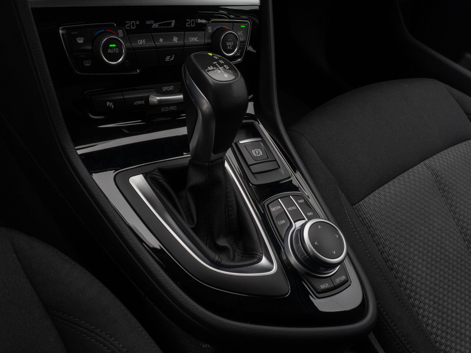 Fahrzeugabbildung BMW 225xe iPerf  Active Tourer ParkAss Navi WLAN PDC