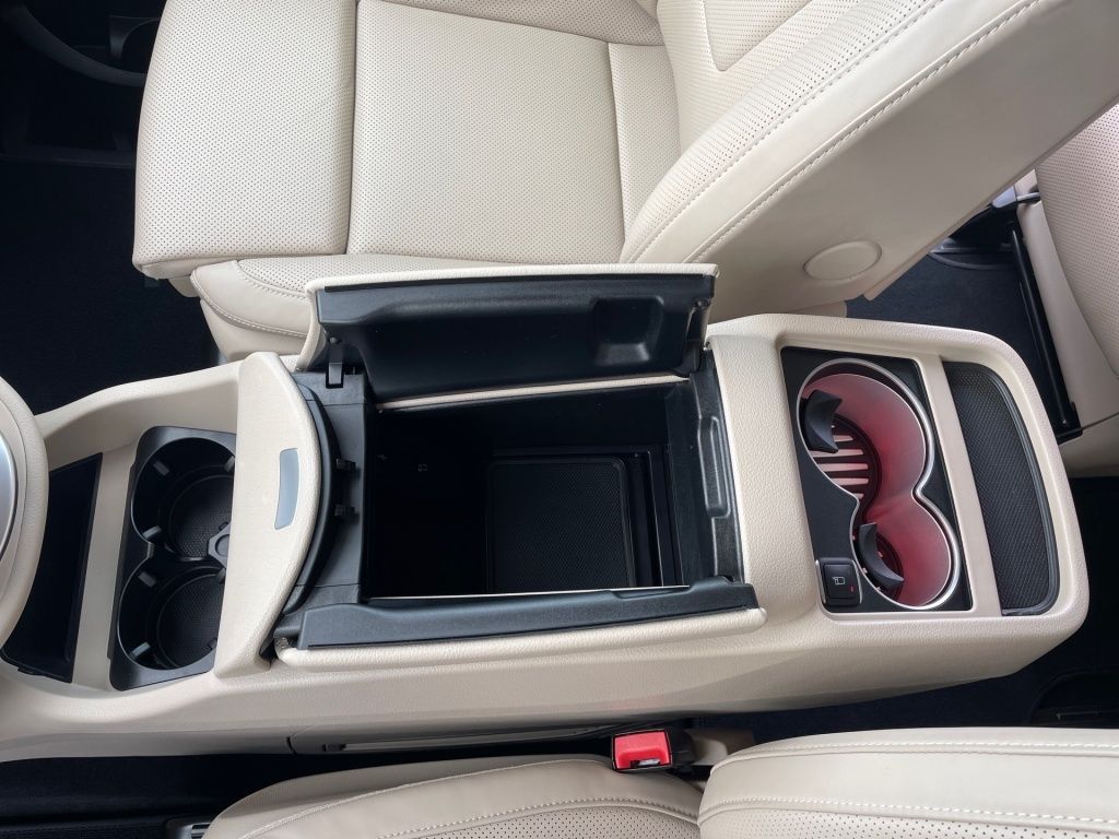 Fahrzeugabbildung Mercedes-Benz V 300 d Avantgarde extralang 4x4 Mittelkonsole,