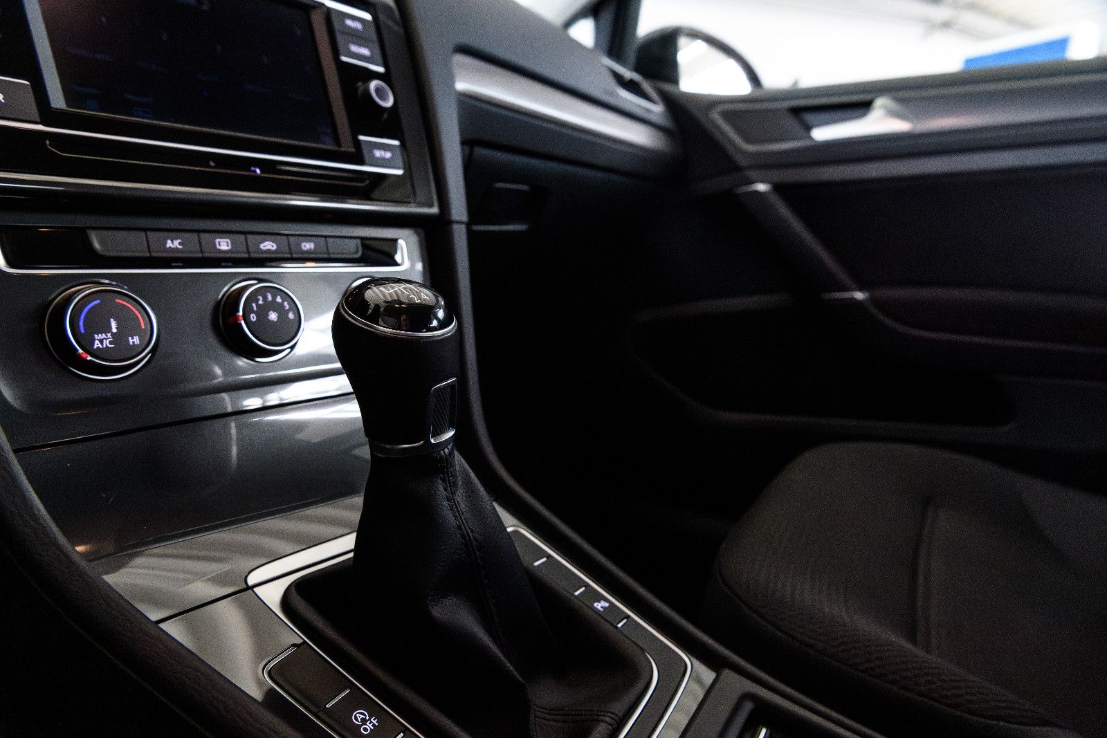 Fahrzeugabbildung Volkswagen Golf VII1.0l TSI Comfortline + GJR + Klima