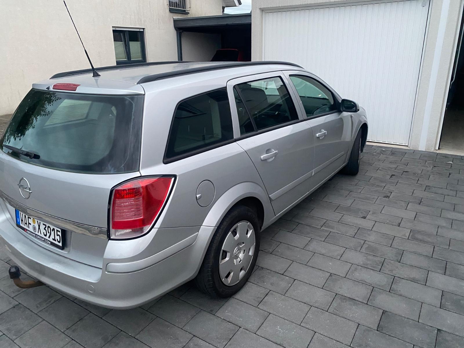 Opel Astra 2006 — rear view