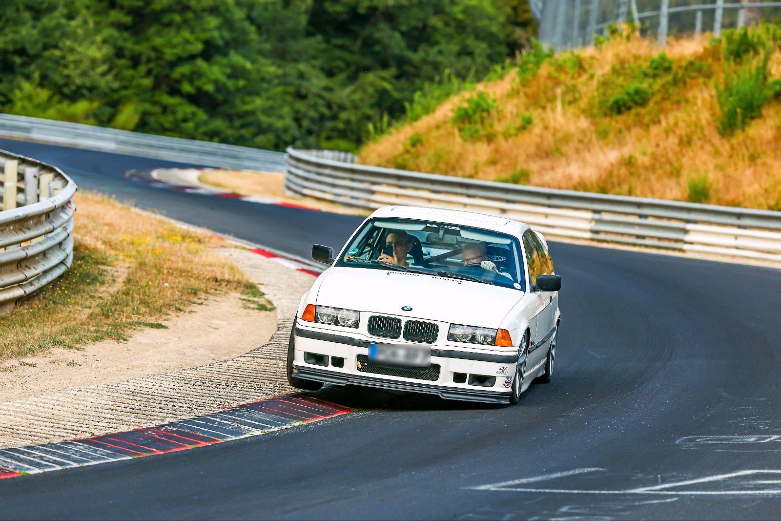 BMW 323