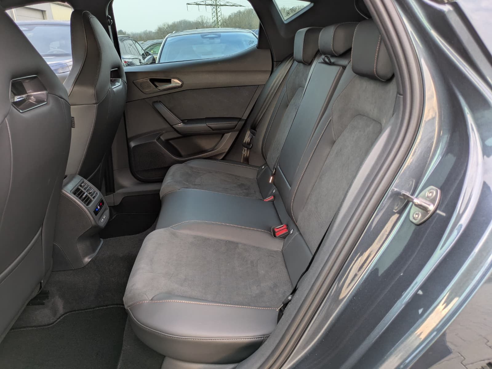 Fahrzeugabbildung CUPRA Leon 1.5 eTSI EDGE DSG*ACC*KAM*18"5JGARANTIE