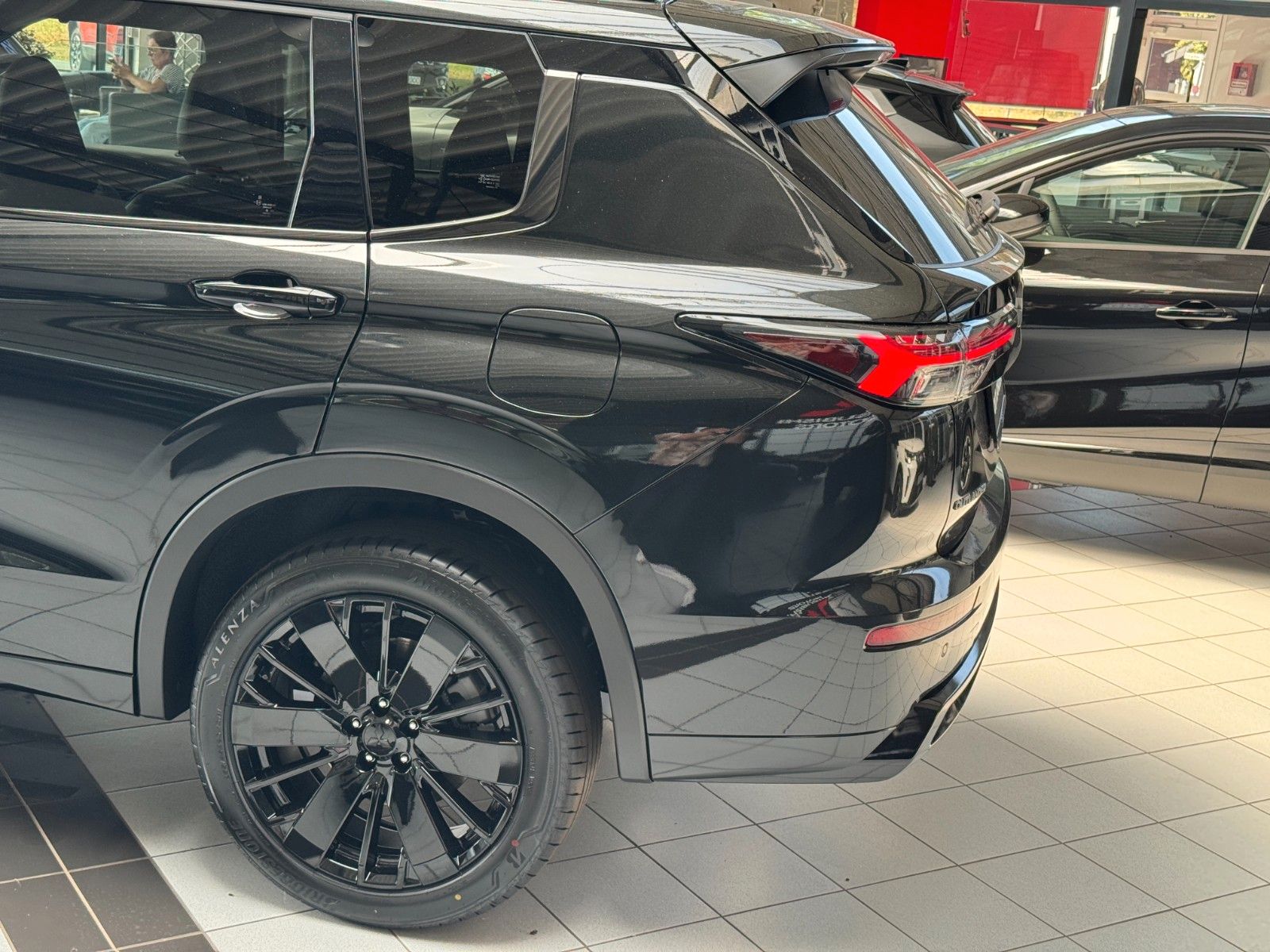 Fahrzeugabbildung Mitsubishi Outlander 2.4PLUG-IN HYBRID 4WD BLACK