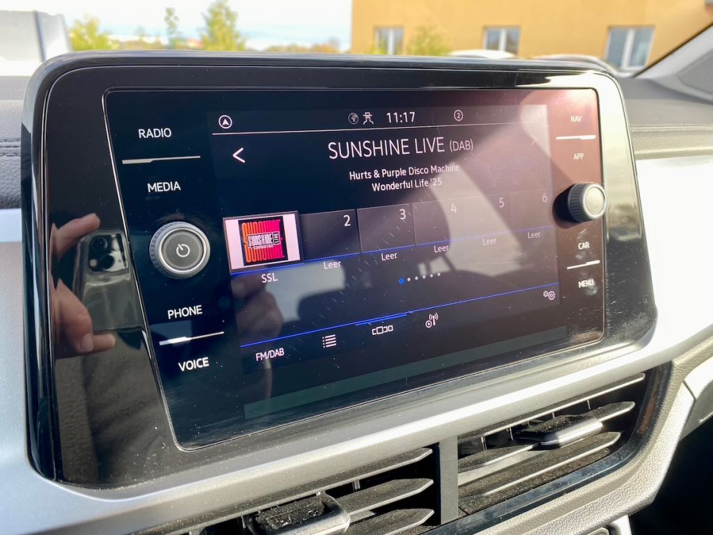 Fahrzeugabbildung Volkswagen T-Roc 1.0 AAC KLIMAAUT SHZ NAVI CARPLAY GJR