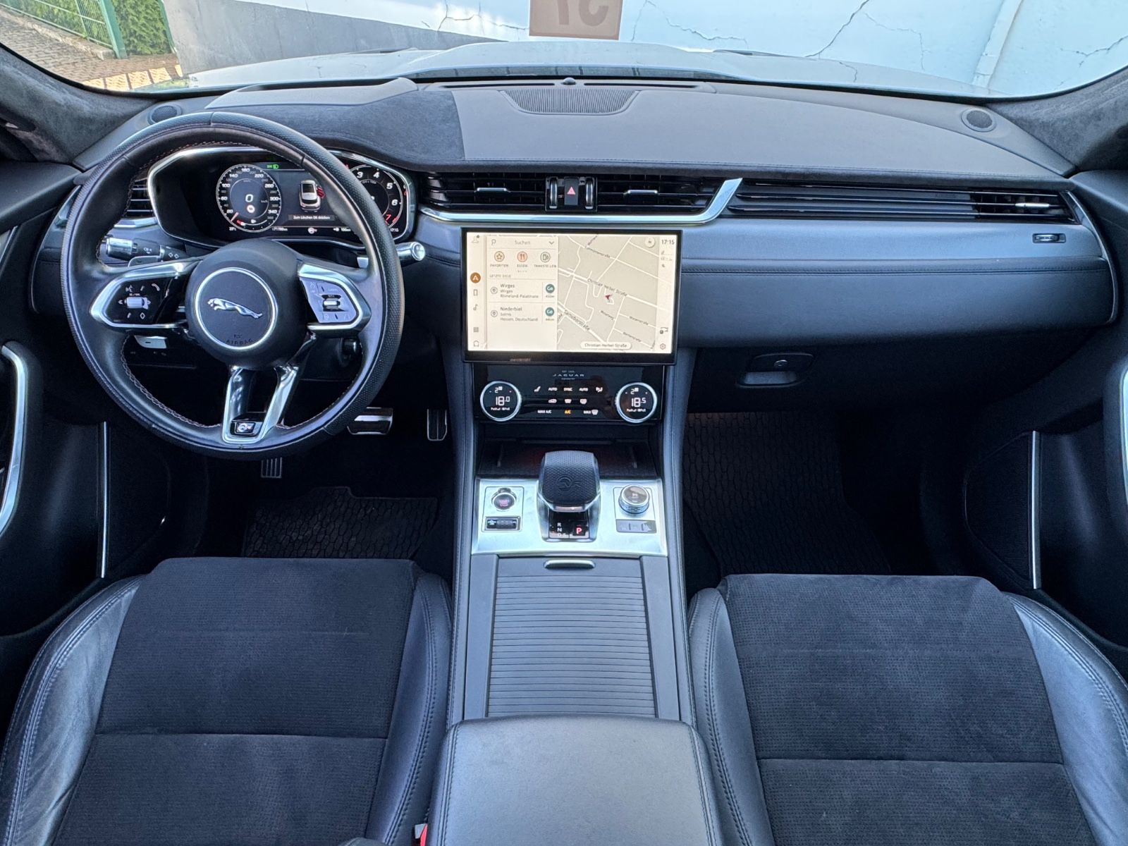 Fahrzeugabbildung Jaguar F-PACE SVR /PANO/MERIDIAN/360°KAM/HUD/AMBIENTE
