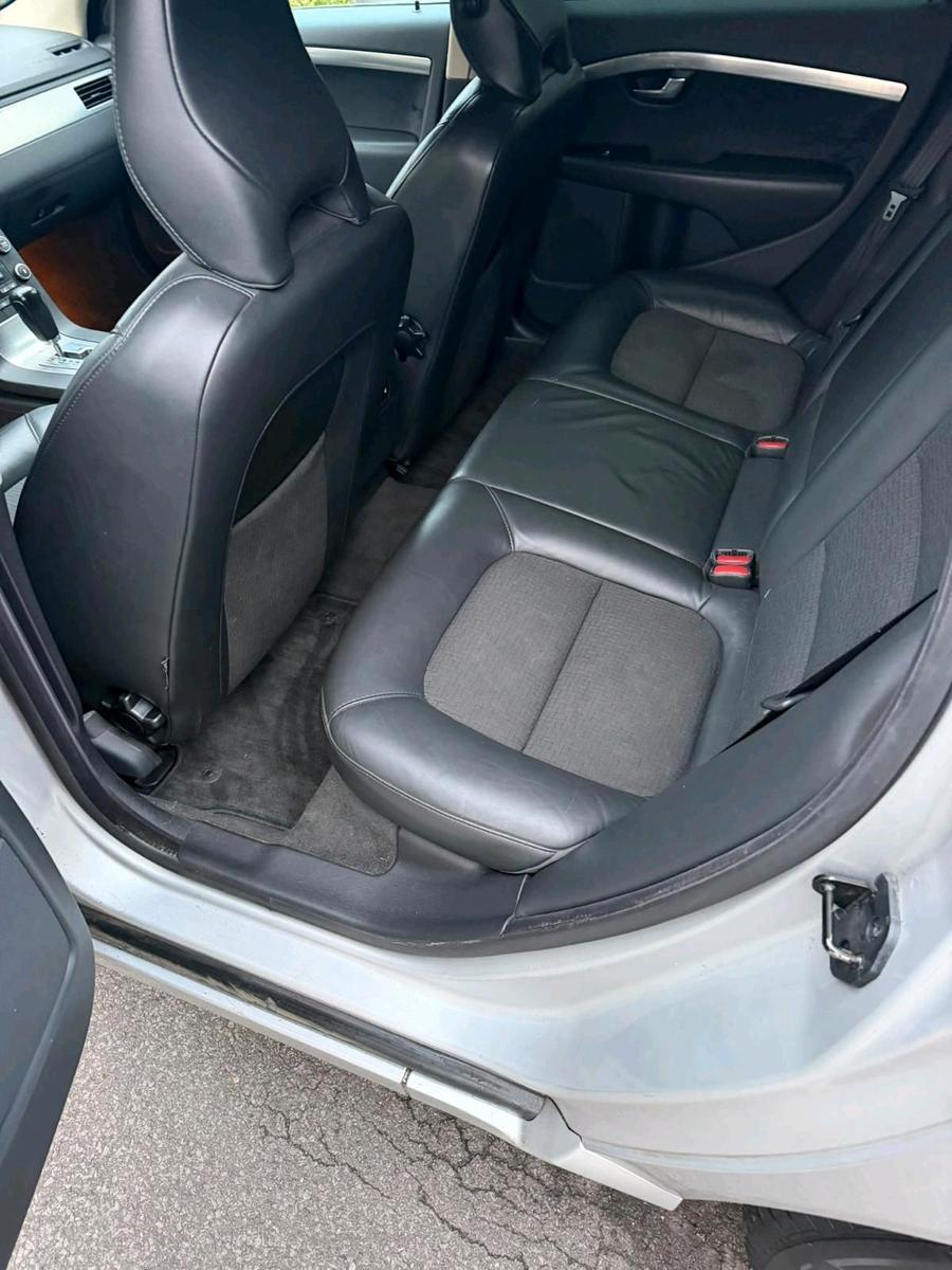 Volvo V70 2009 — photo 13