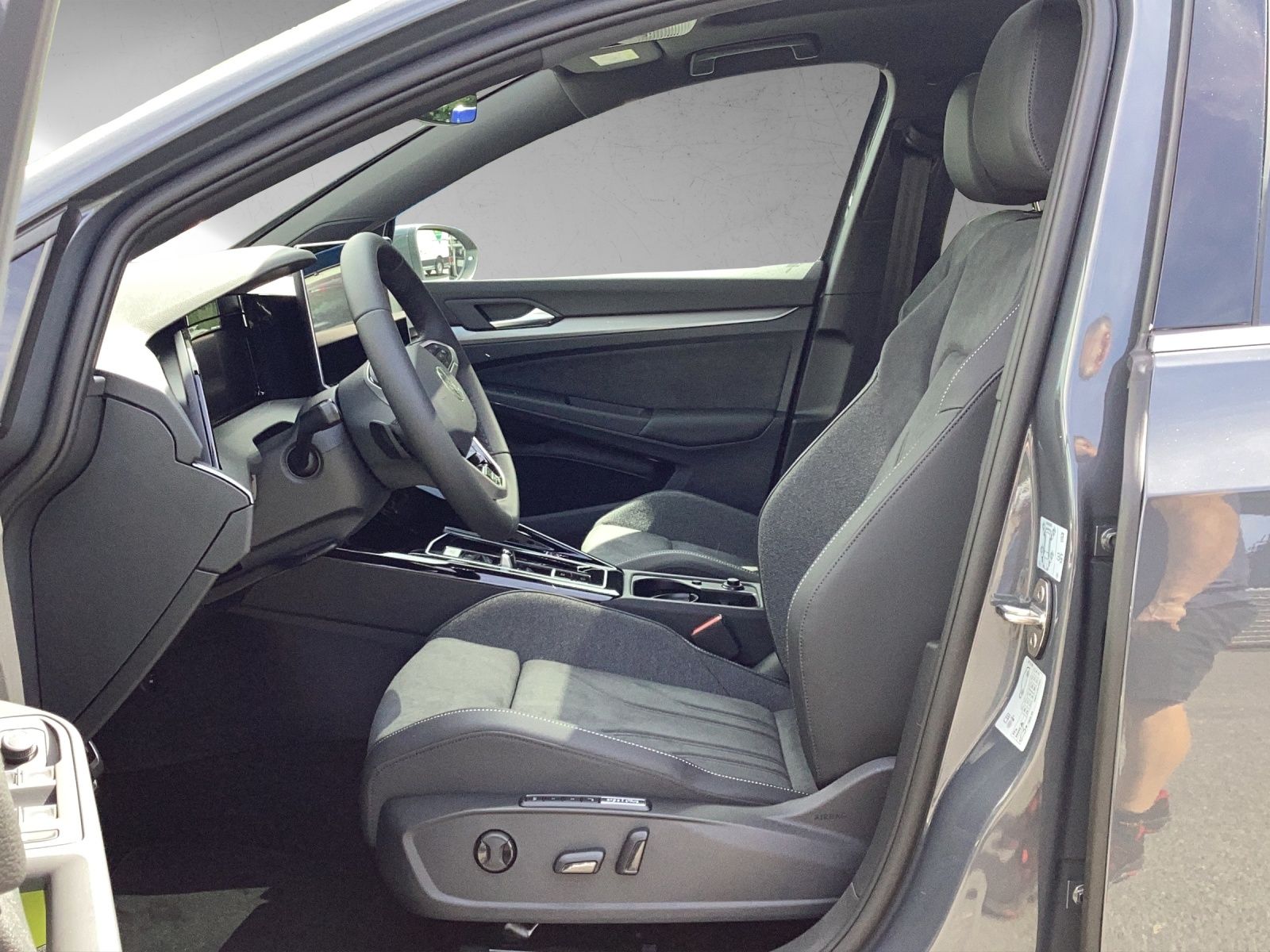 Fahrzeugabbildung Volkswagen Golf VIII eTSI Edition 50 DSG Matrix AHK Pano HU